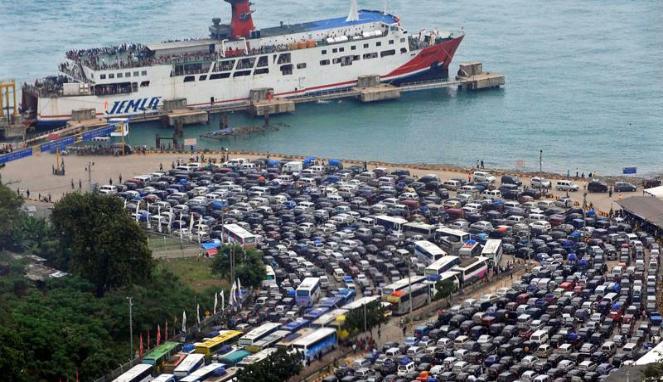 Pelabuhan Merak Dipadati Pemudik Menuju Sumatera
